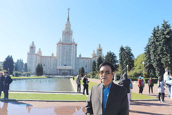Tác giả trước Trường đại học Lomonosov.