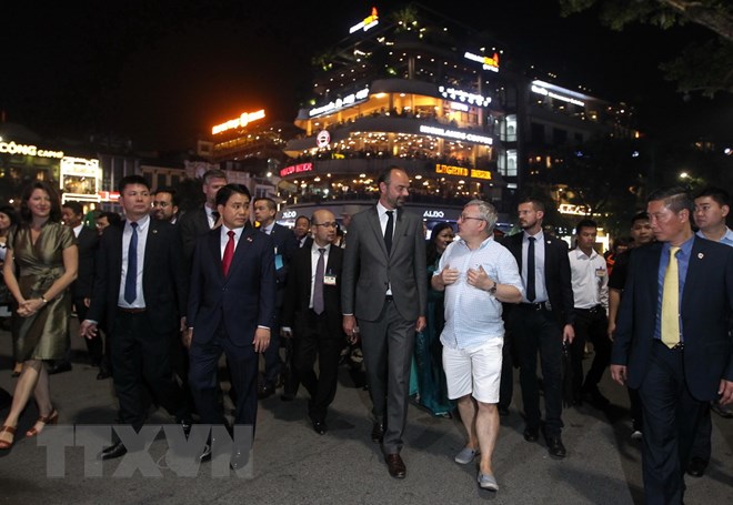 Thủ tướng Pháp Édouard Philippe nói chuyện với du khách tại khu vực phố đi bộ hồ Hoàn Kiếm. (Ảnh: Lâm Khánh/TTXVN)