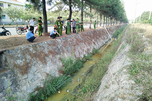 Lực lượng cảnh sát môi trường phát hiện nước thải chưa qua xử lý đổ ra mương thoát nước ở Khu công nghiệp Tam Phước (TP.Biên Hòa) vào tháng 4-2018.
