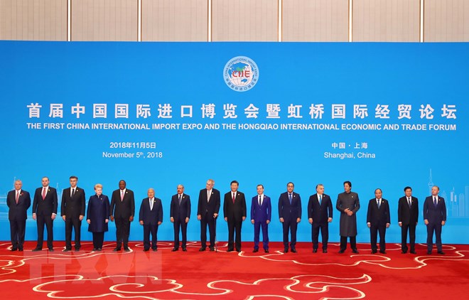 Thủ tướng Nguyễn Xuân Phúc (thứ ba từ phải sang) và các trưởng đoàn chụp ảnh chung. (Ảnh: Thống Nhất/TTXVN)