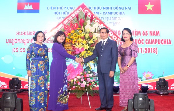 Phó chủ tịch UBND tỉnh Nguyễn Hòa Hiệp (thứ 2 từ trái sang) tặng hoa chúc mừng của Tỉnh ủy – HĐND – UBND - Ủy ban MTTQ tỉnh chúc mừng 65 năm Quốc khánh 2-9 cho ông Im Hen và phu nhân 
