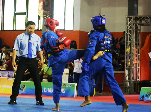 Lê Uyên Phương (giáp đỏ, giữa) thi đấu trận chung kết hạng cân đối kháng nữ 51kg