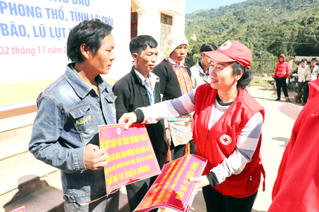 Chủ tịch Hội Chữ thập đỏ tỉnh Đỗ Thị Phước Thiện hỗ trợ tiền cho những hộ có nhà bị lũ cuốn trôi tại xã Vàng Ma Chải (huyện Phong Thổ, tỉnh Lai Châu).