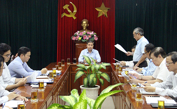 Phó chủ tịch UBND tỉnh Nguyễn Quốc Hùng chủ trì cuộc họp.