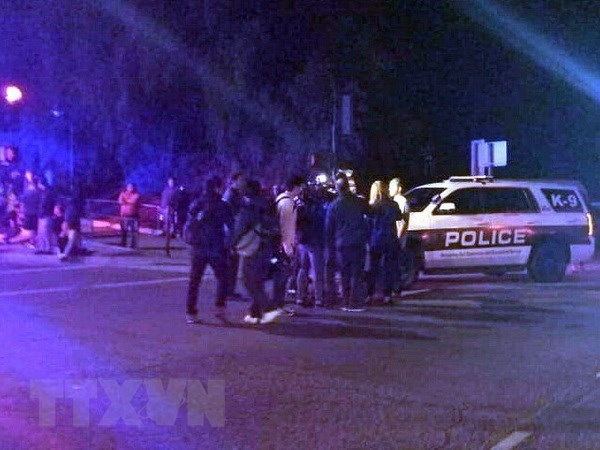 Cảnh sát điều tra tại hiện trường vụ xả súng ở Thousand Oaks, California, Mỹ ngày 7-11. (Ảnh: AFP/TTXVN)