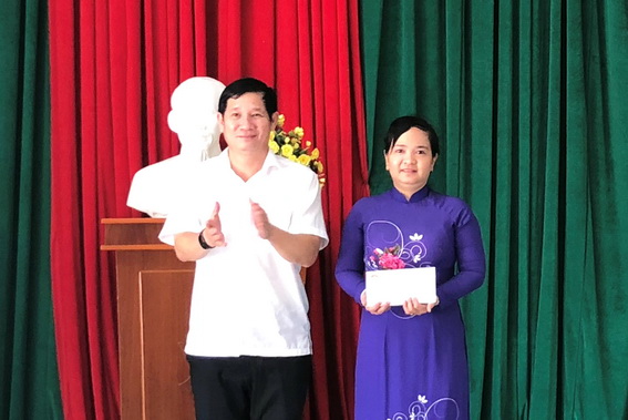 Giám đốc Công an tỉnh Huỳnh Tiến Mạnh trao tặng quà cho Ban Công tác Mặt trận ấp Thuận An