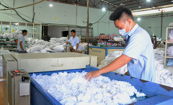 Sản xuất gối tại một doanh nghiệp hoạt động trong khu dân cư phường Tân Hiệp, TP.Biên Hòa.