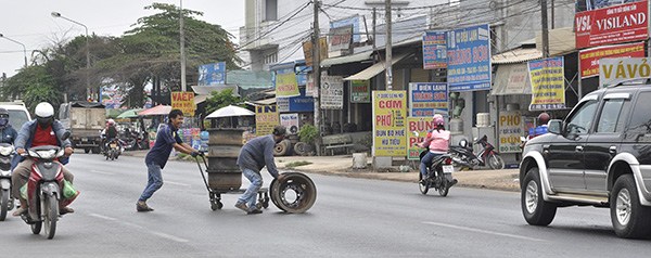 Nhiều người vô tư sang đường khi xe ô tô đang tiến gần. Ảnh chụp trên quốc lộ 1, đoạn qua xã Hố Nai 3 (huyện Trảng Bom).