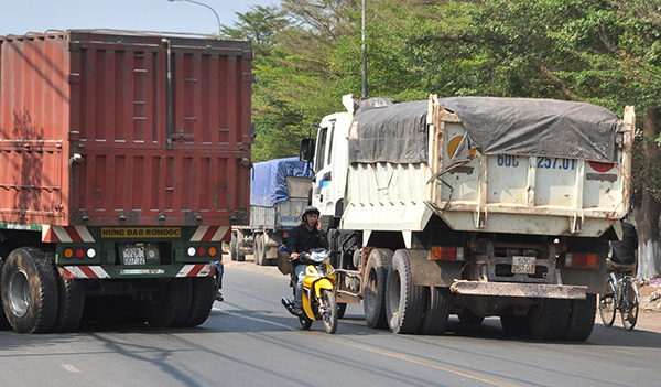  Một tình huống lưu thông quá nguy hiểm, người đi xe máy không chỉ vượt ẩu mà còn vừa chạy xe vừa nghe điện thoại trên đường tỉnh 767 thuộc xã Bắc Sơn (huyện Trảng Bom).