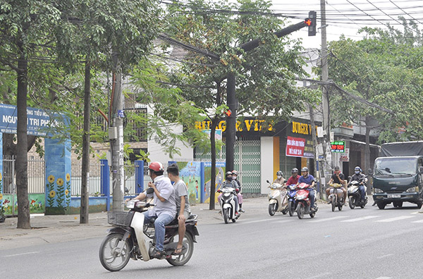 Nhiều người không tuân thủ đèn tín hiệu giao thông, vượt đèn đỏ khi lưu thông trên đường Nguyễn Ái  Quốc, đoạn qua phường Tân Biên (TP.Biên Hòa).