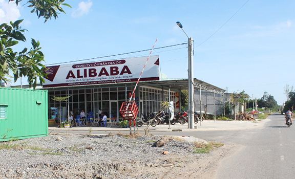 Văn phòng Công ty cổ phần địa ốc Alibaba xây dựng trái phép trên đất nông nghiệp ở xã Long Phước (huyện Long Thành) gần dự án “ma” để tạo niềm tin cho người mua, sắp bị tháo dỡ.
