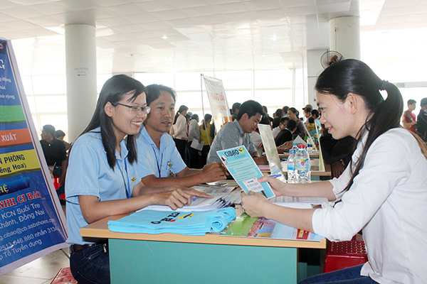 Người lao động tìm kiếm cơ hội việc làm tại sàn giao dịch việc làm do Trung tâm dịch vụ việc làm Đồng Nai tổ chức.