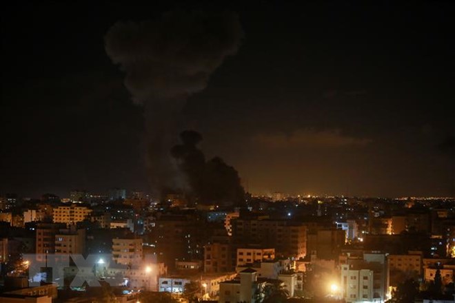Khói lửa bốc lên sau vụ không kích của Israel trúng đài truyền hình Al-Aqsa của phong trào Hamas ở Dải Gaza ngày 12-11-2018. (Ảnh: THX/TTXVN)