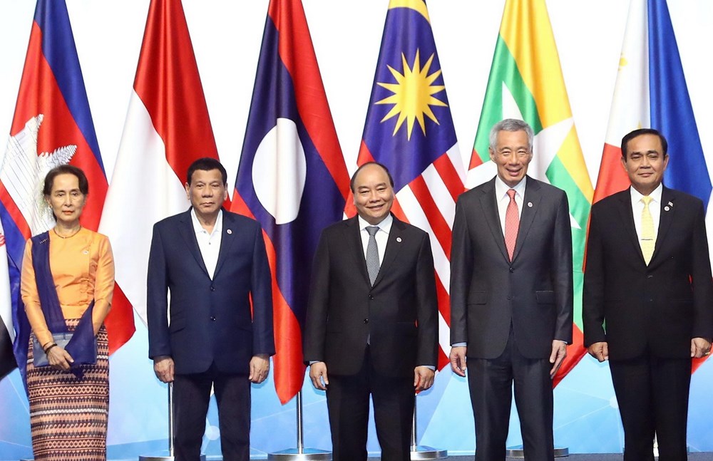 Thủ tướng Nguyễn Xuân Phúc và các trưởng đoàn chụp ảnh chung tại Lễ khai mạc Hội nghị Cấp cao ASEAN 33. (Ảnh: Thống Nhất/TTXVN)