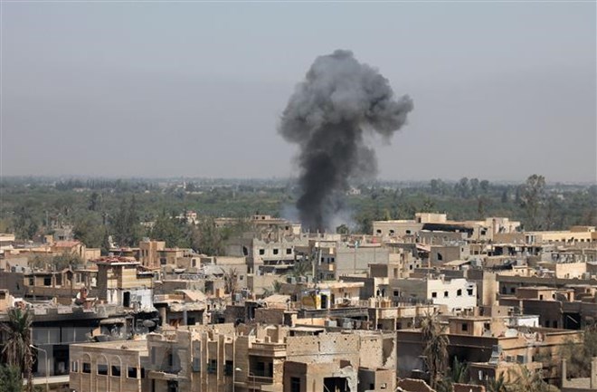 Khói bốc lên sau một cuộc không kích nhằm vào các mục tiêu chiếm đóng của IS tại Deir Ezzor, Syria. (Ảnh: AFP/ TTXVN)