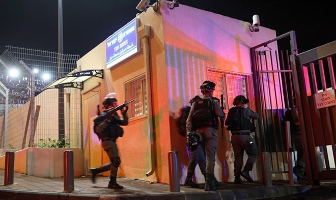 Cảnh sát có mặt tại hiện trường vụ tấn công. (Nguồn: israelnationalnews.com)