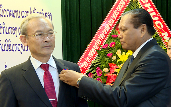 Đồng chí Bounthong Divixay gắn Huân chương Tự do hạng Nhì cho đồng chí Nguyễn Phú Cường