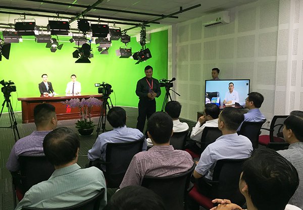 TS.Phan Ngọc Sơn, Hiệu trưởng Trường đại học Đồng Nai giới thiệu về mô hình trường quay cho các đại biểu tham quan.