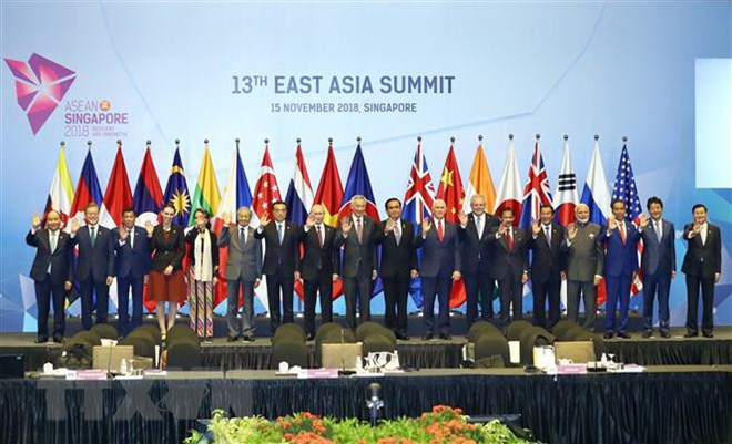 Thủ tướng Nguyễn Xuân Phúc (ngoài cùng bên trái), các Trưởng đoàn ASEAN cùng trưởng đoàn các nước đối tác chụp ảnh chung. (Ảnh: Thống Nhất/TTXVN)