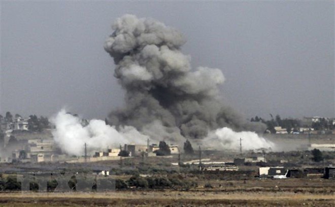 Khói bốc lên sau một cuộc không kích tại Syria. (Nguồn: AFP/TTXVN)