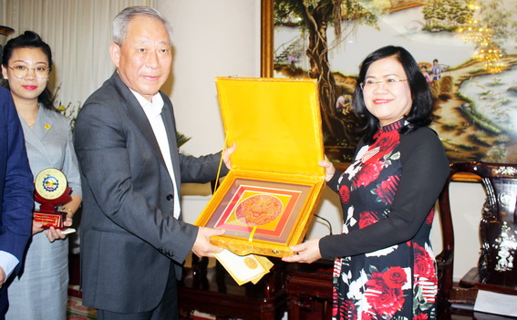Ông Nguyên Giới Hòa tặng quà lưu niệm cho Phó chủ tịch UBND tỉnh Nguyễn Hòa Hiệp