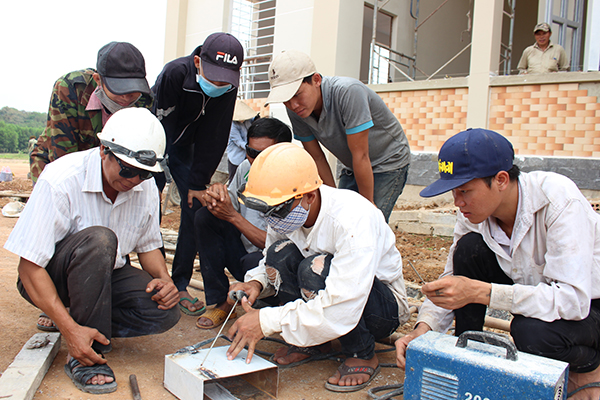 Thầy Trần Thanh Ngân (bìa trái) hướng dẫn các học viên thực hành.