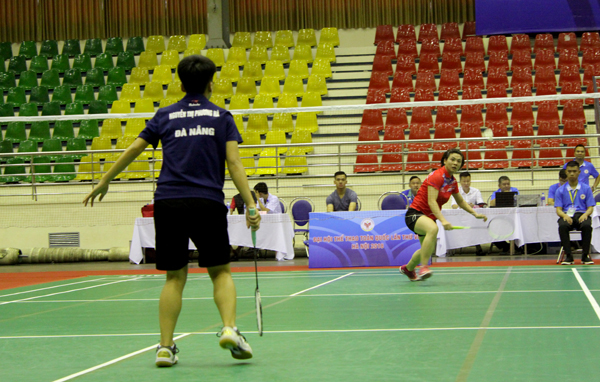 Đội nữ Đồng Nai thua đội nữ Đà Nẵng (phía gần) ở tứ kết
