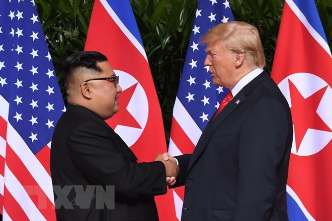 Tổng thống Mỹ Donald Trump (phải) và nhà lãnh đạo Triều Tiên Kim Jong-un tại hội nghị thượng đỉnh Mỹ-Triều Tiên ở Singapore ngày 12-6 vừa qua. (Nguồn: AFP/TTXVN)