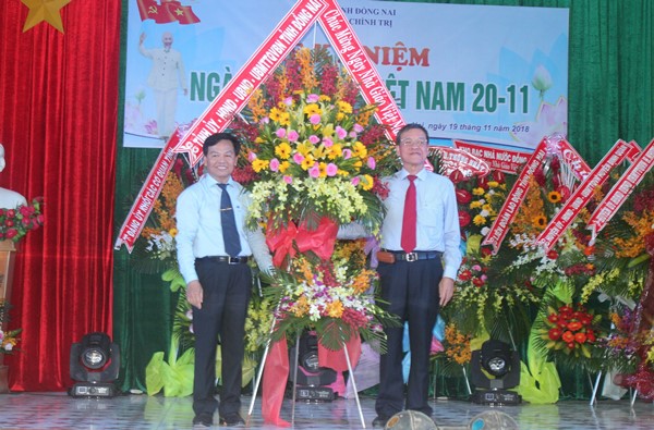 Đồng chí Đinh Quốc Thái (bìa phải), Phó bí thư Tỉnh ủy, Chủ tịch UBND tỉnh tặng hoa chúc mừng Ngày nhà giáo Việt Nam cho đại diện Trường Chính trị tỉnh