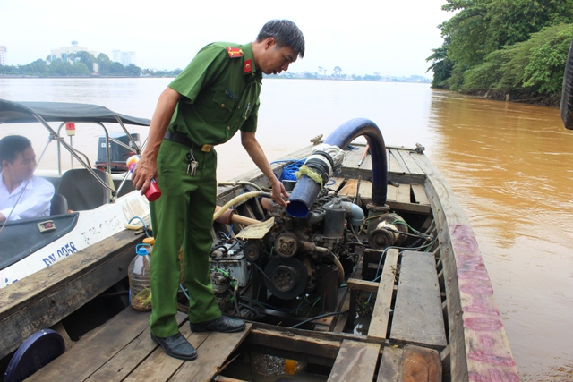 Công an TP.Biên Hòa thu giữ ghe hút cát lậu trên sông Đồng Nai.