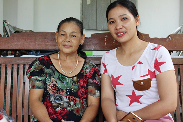 Cô Nguyễn Thị Hồng Loan (trái) và Phó chủ tịch UBND xã Phú Điền (huyện Tân Phú) Đinh Thị Hương, học trò cũ của cô.