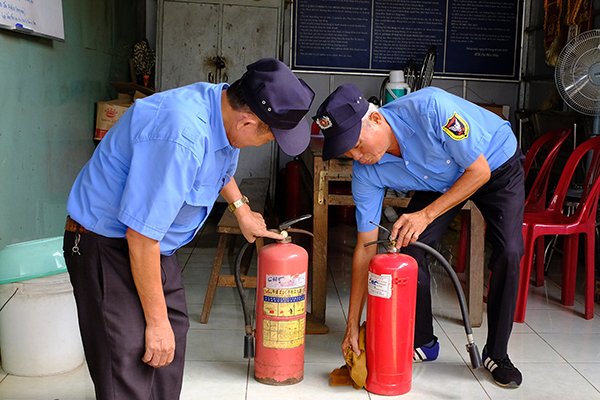 Các cựu chiến binh trong Tổ an ninh trật tự chợ Dầu Giây thường xuyên kiểm tra các bình chữa cháy để đảm bảo xử lý tốt các đám cháy ở chợ.