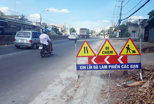 Bảng cảnh báo “Xin lỗi đã làm phiền các bạn” tại một địa điểm đang thi công công trình trên quốc lộ 1, đoạn qua huyện Trảng Bom.