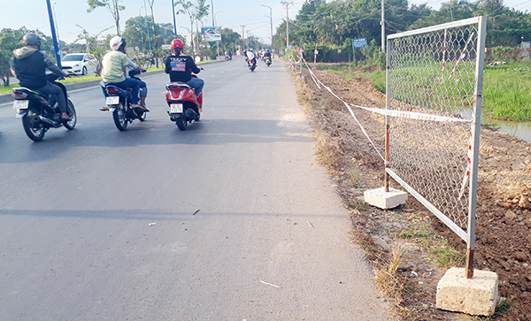 Một đoạn đường đang thi công trên đường Đặng Văn Trơn, TP.Biên Hòa chỉ được cảnh báo khá sơ sài.