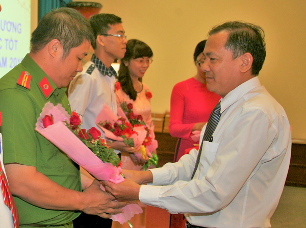 Phó trưởng ban Tuyên giáo Tỉnh ủy Phạm Tấn Linh tuyên dương khen thưởng người tốt việc tốt năm 2017. Ảnh: 