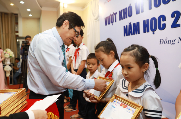 Phó chủ tịch HĐND tỉnh Nguyễn Sơn Hùng trao tặng học bổng cho các em học sinh