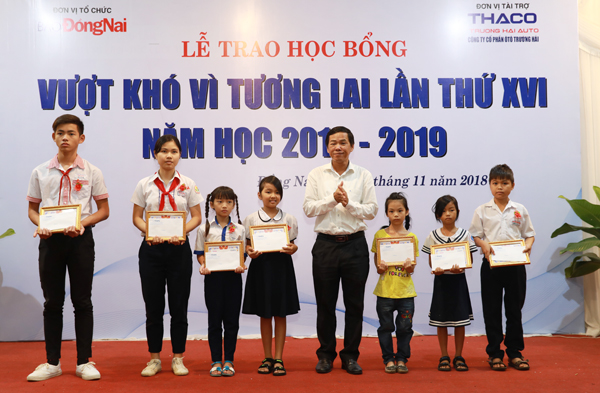 Phó tổng biên tập Báo Đồng Nai Đinh Kim Tuấn trao học bổng cho các em học sinh