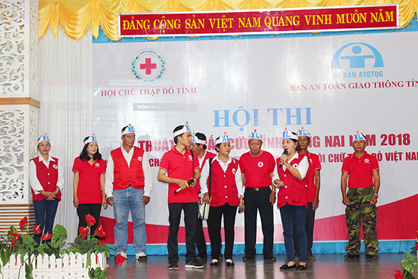 Đội thi đến từ huyện Xuân Lộc trình bày phần thi tự giới thiệu hấp dẫn, sinh động.