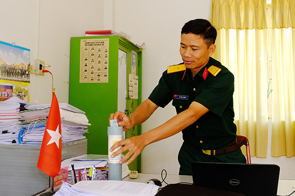 Cán bộ Ban Chỉ huy quân sự huyện Tân Phú bỏ tiền vào ống tiết kiệm tình đồng đội.