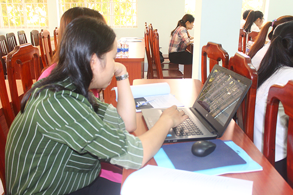 Nhân viên y tế của các trạm y tế huyện Nhơn Trạch thực hành khởi tạo hồ sơ sức khỏe cá nhân cho người dân trong huyện.