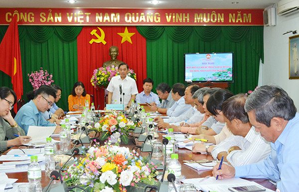 Chủ tịch Ủy ban MTTQ tỉnh Huỳnh Văn Tới trao đổi ý kiến tại hội nghị.