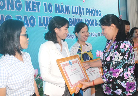 Bà Lê Thị Thái, Phó chủ tịch thường trực Hội Liên hiệp phụ nữ tỉnh tặng bằng khen cho các tập thể