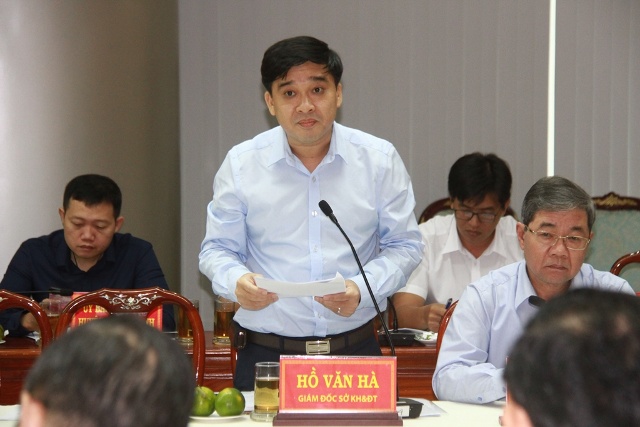 Đồng chí Hồ Văn Hà, Giám đốc Sở Kế hoạch - đầu tư báo cáo dự thảo về kết quả kinh tế xã hội năm 2018 và phương hướng nhiệm vụ năm 2019