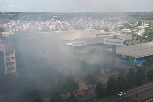cột khói lan rộng ra khu dân cư và siêu thị 