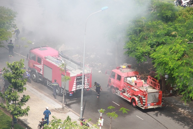 Hai xe cứu hóa đến thực hiện dập tắt đám cháy