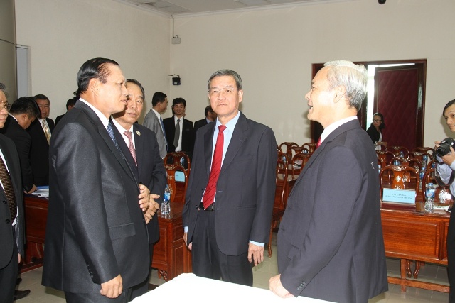 Đồng chí Nguyễn Phú Cường và đồng chí Đinh Quốc Thái trao đổi thân mật với đồng chí Bounthong Divixay