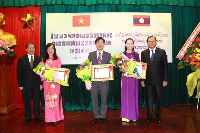 Đồng chí Bounthong Divixay đã trao Huân chương Lao động hàng Nhất cho Văn phòng Tỉnh ủy, Văn phòng UBND tỉnh và Sở Ngoại vụ tỉnh Đồng Nai