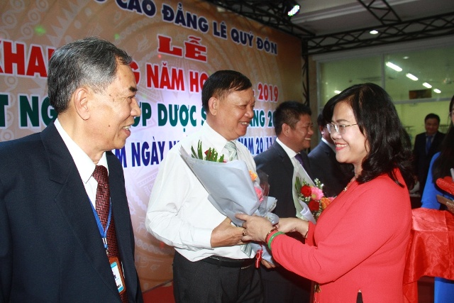 Phó Chủ tịch UBND tỉnh Nguyễn Hòa Hiệp tặng hoa chúc mừng các thầy giáo Trường cao đẳng Lê Quý Đôn