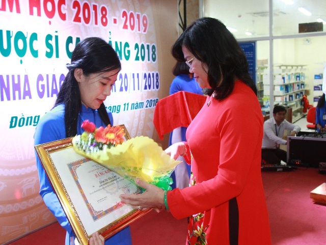 Phó Chủ tịch UBND tỉnh Nguyễn Hòa Hiệp tặng bằng khen của UBND tỉnh cho giảng viên Bùi Thị Yến Loan đoạt giải khuyến khích giáo viên dạy giỏi toàn quốc