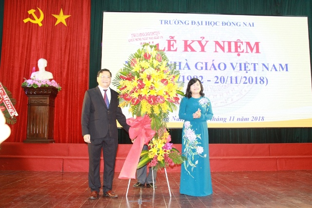 Phó Chủ tịch UBND tỉnh Nguyễn Hòa Hiệp tặng lẵng hoa chúc mừng Trường đại học Đồng Nai